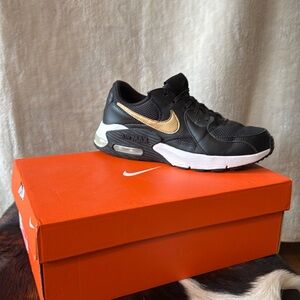 New Nike air max sneakers women’s size 10, black and gold